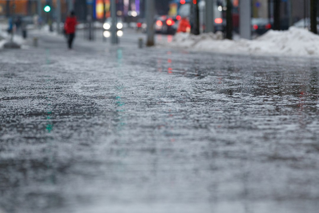 Ettevaatust: jäävihm on muutnud teed ülilibedaks!