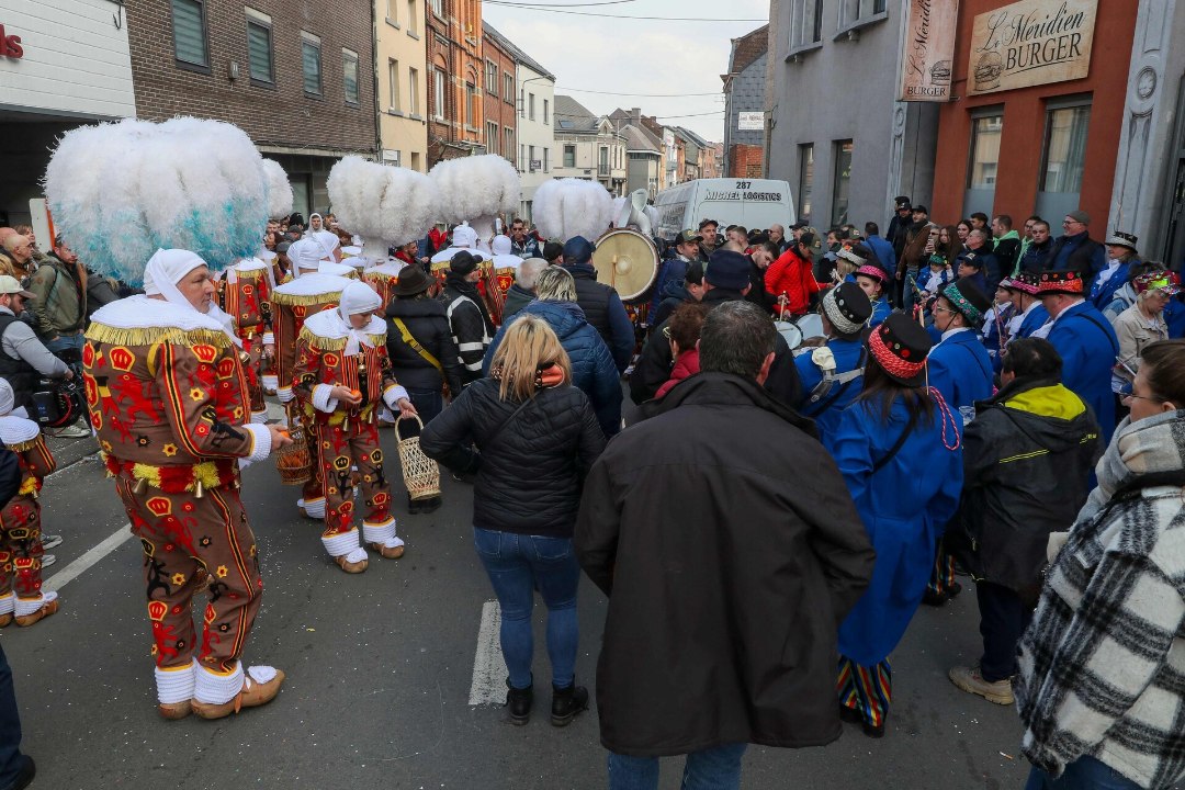 Belgias kihutas auto karnevali eel inimestele otsa