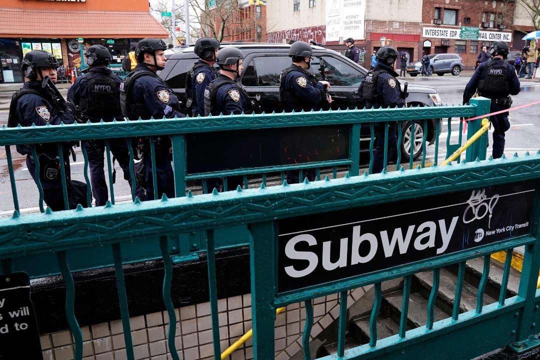 Gaasimaskiga mees avas New Yorgi metroos tule, viga sai 17 inimest