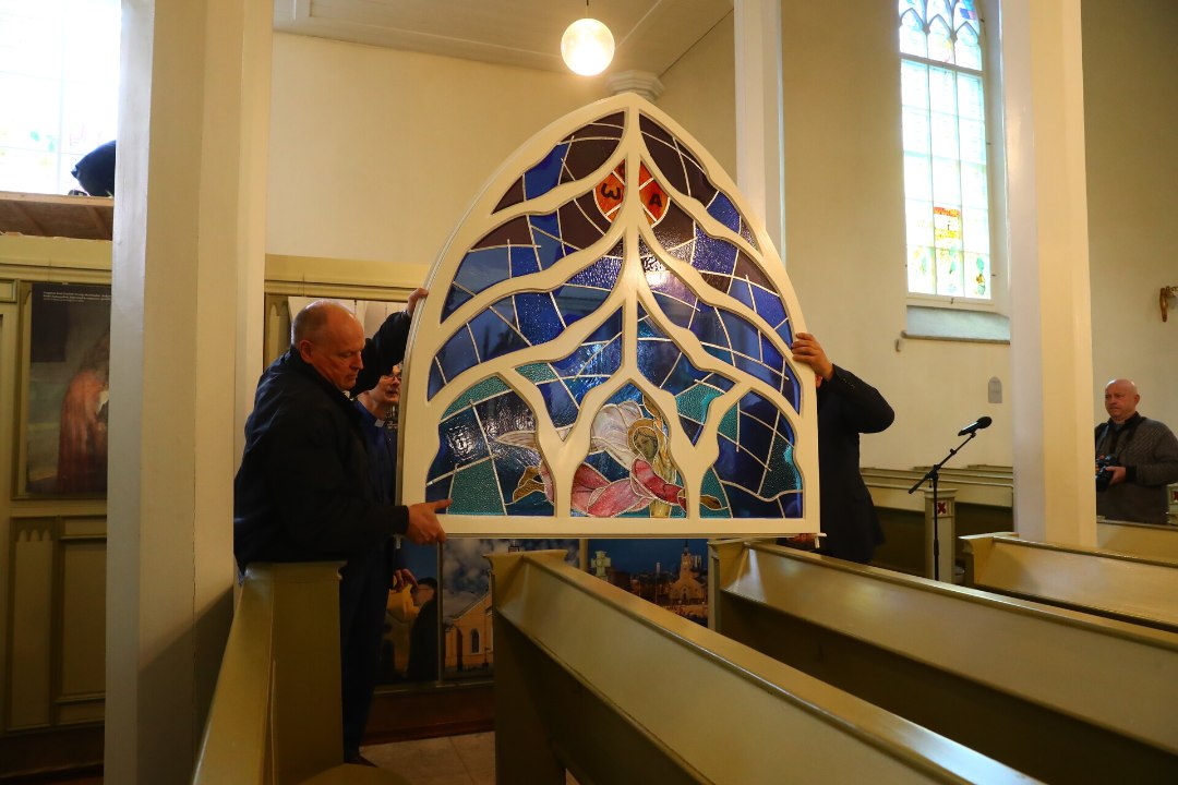 GALERII | Markusepäeval jõudis Tallinna Jaani kirikusse kümnes Dolores Hoffmanni vitraažaken
