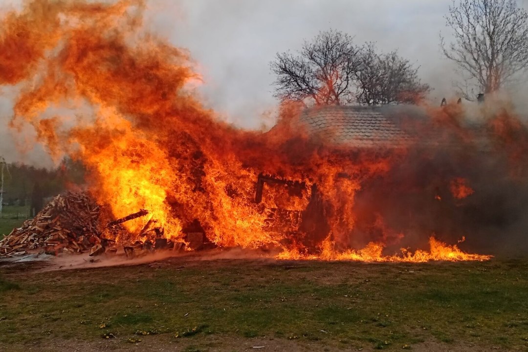 FOTOD | Saaremaal põlesid puukuur ja loomalaut