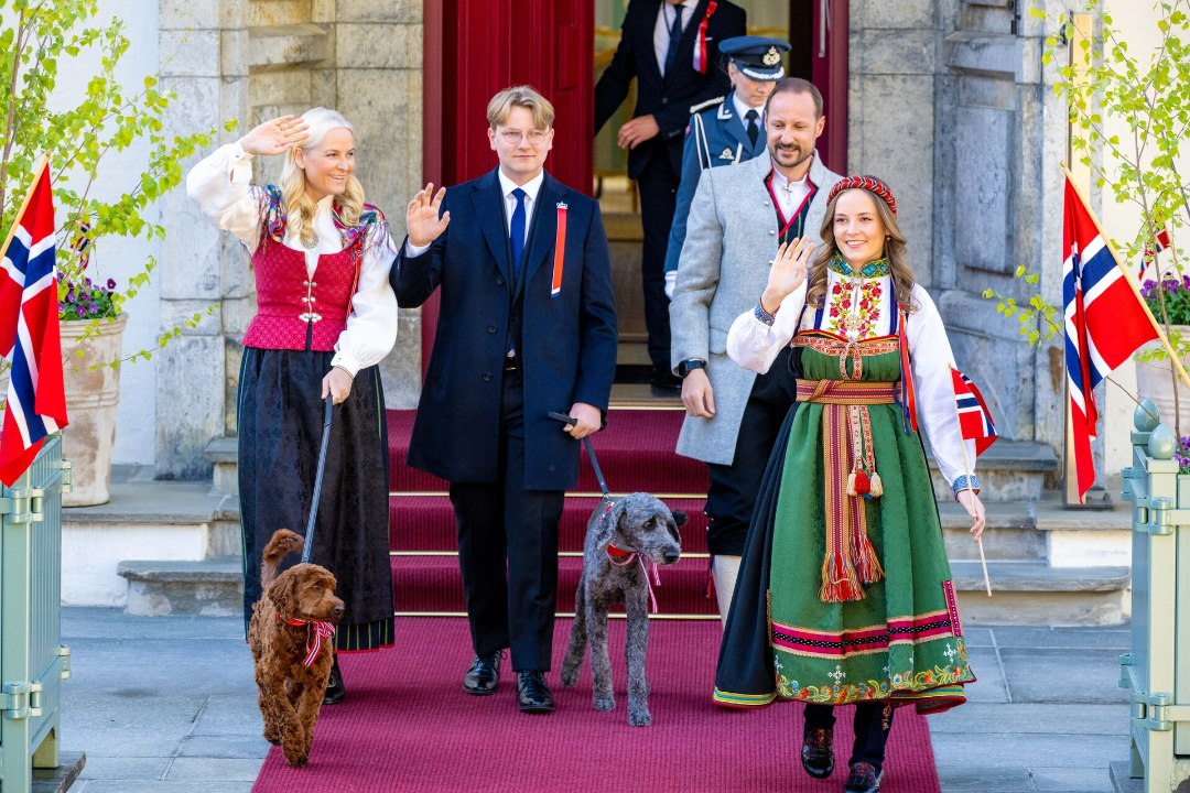 Norra kuningliku pere rahvuspühafotol püüdsid pilke armsad lontkõrvad