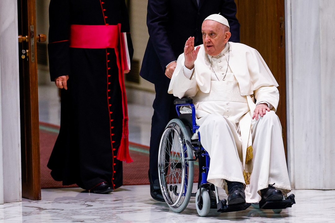 MIS JUHTUS? Paavst Franciscus kasutab liikumiseks ratastooli