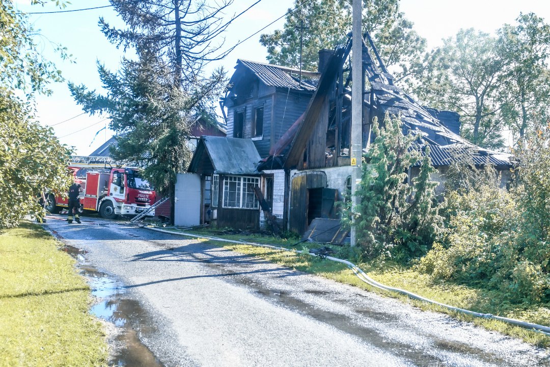 VIDEO JA FOTOD SÜNDMUSKOHALT | Juhuslikult tuld märganud naaber: „See oli sekundite küsimus, muidu oleks meie maja ka läinud.“