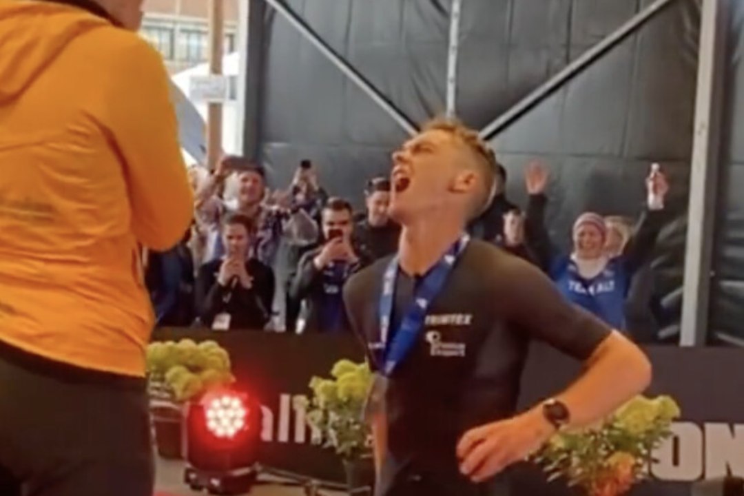 VIDEO | Maailma omapäraseim abieluettepanek? Ironmanil finišeerinul tekkis ühele põlvele langedes jalakramp!