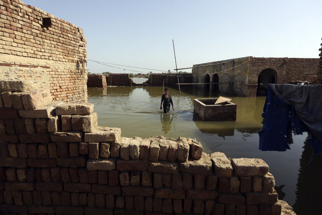 „ME UPUME!“ Pakistani saastunud järv ujutas ümberkaudsed külad üle