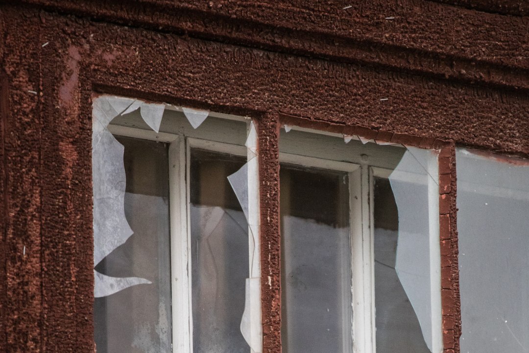 Võimas lõhkepakett purustas jutluse ajal Võru Katariina kiriku akna
