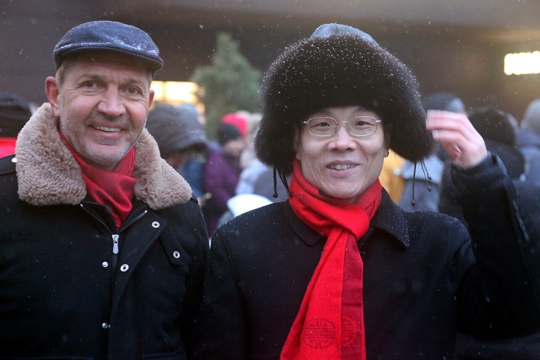 PILDID | Hiina saatkond kinkis jäneseaasta saabumise puhul Urmas Sõõrumaale õnne toova salli