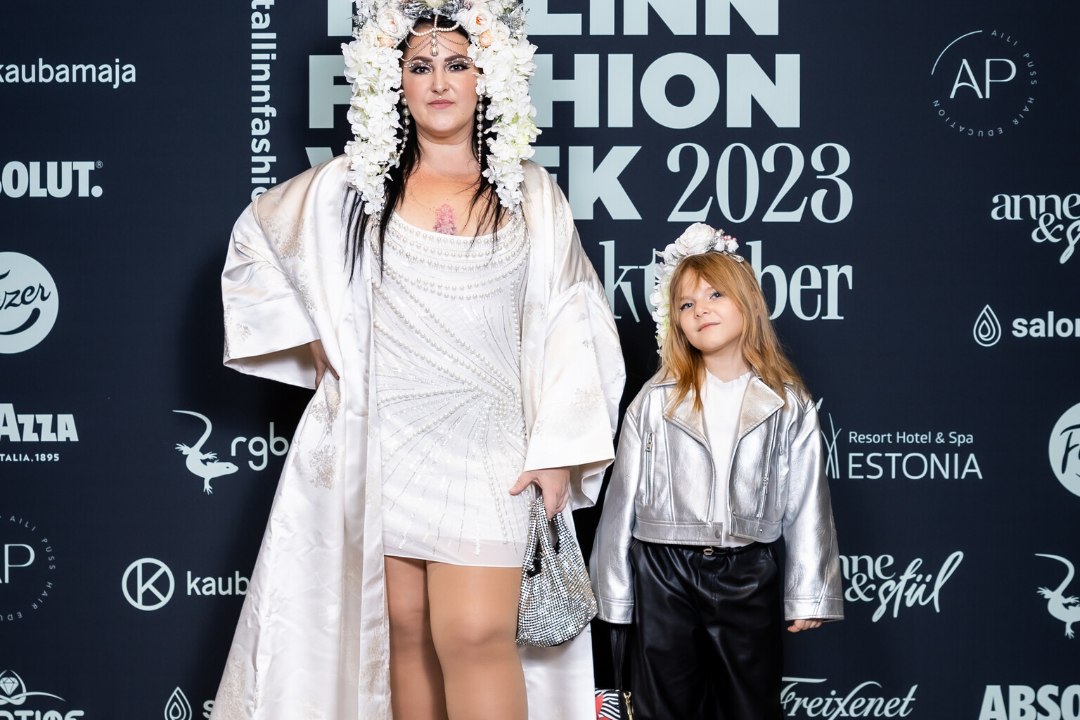 GALERII | KA PUBLIK EI TOHI IGAVALT RIIETUDA! Tallinn Fashion Weeki andunud fänn valmistab oma tuhandeid eurosid maksvaid kostüüme ette pool aastat!