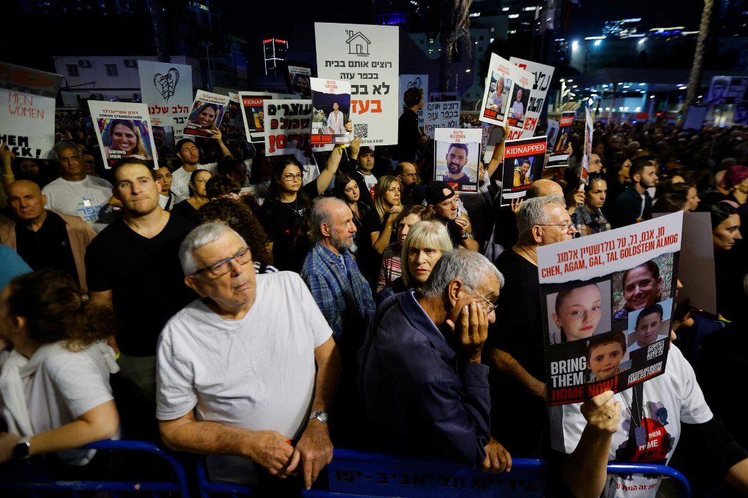 VAHERAHU KESTAB: Tel Avivis korraldati suur meeleavaldus. Teine pantvangide vahetus toimus läbi raskuste