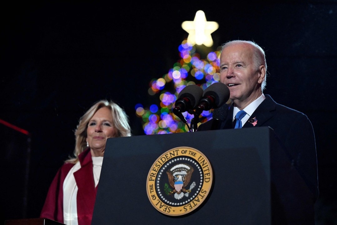 Biden süütas Washingtonis rahvusliku jõulupuu tuled