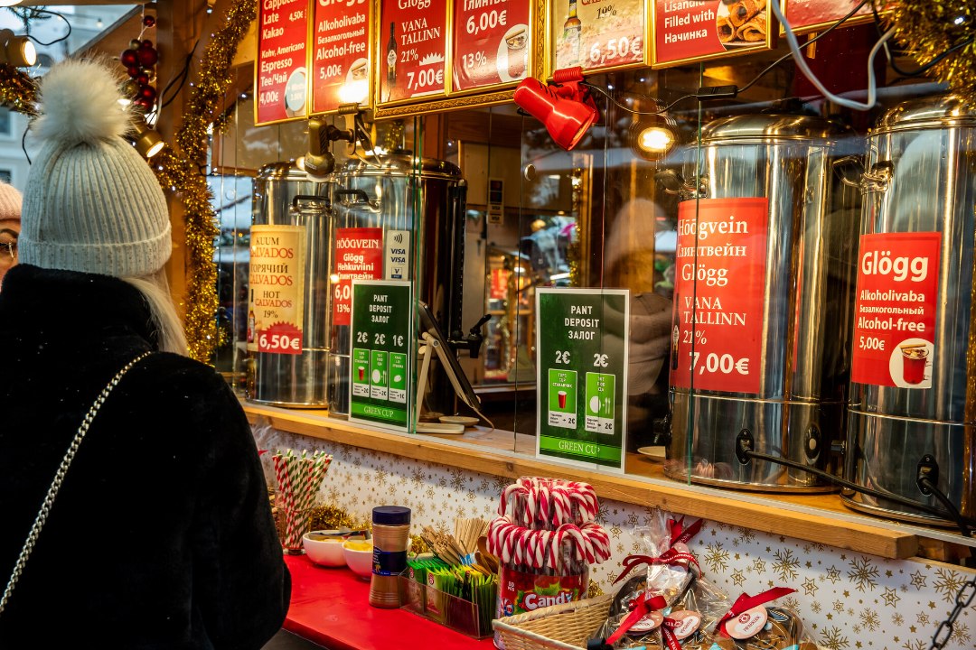 GALERII | TASS GLÖGI, PRAAD JA RAHAKOTT TÜHI? Tallinna jõuluturu hinnad üllatavad taas