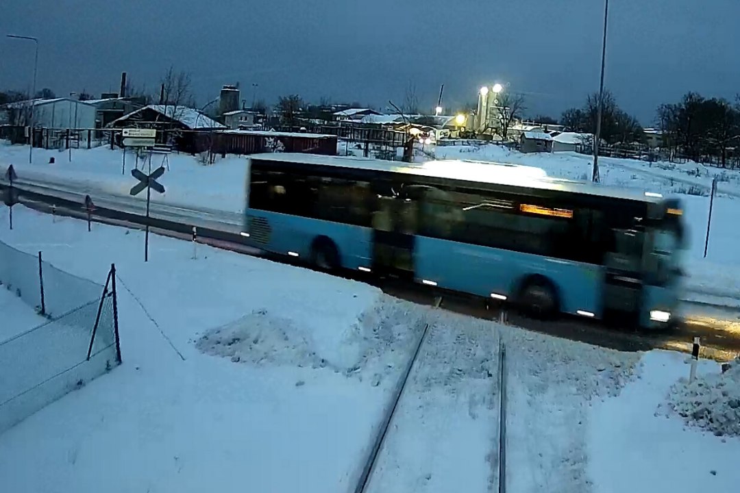 KOKKUPÕRKEST LAHUTAS KOLM SEKUNDIT: rongile ette sõitnud ühissõiduk pääses napilt traagilisest õnnetusest