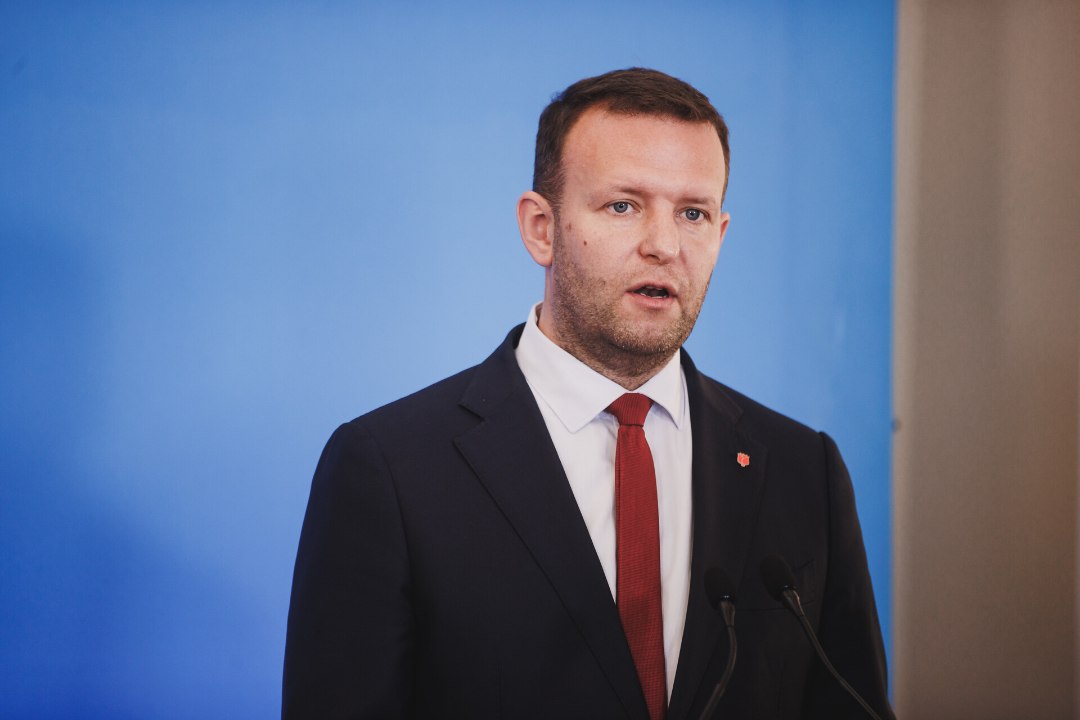 FOTOD SÜNDMUSKOHALT | ISIKLIK RÜNNAK! Siseminister Lauri Läänemetsa autol löödi aknad sisse: on alust arvata, et keegi saatis sõnumi