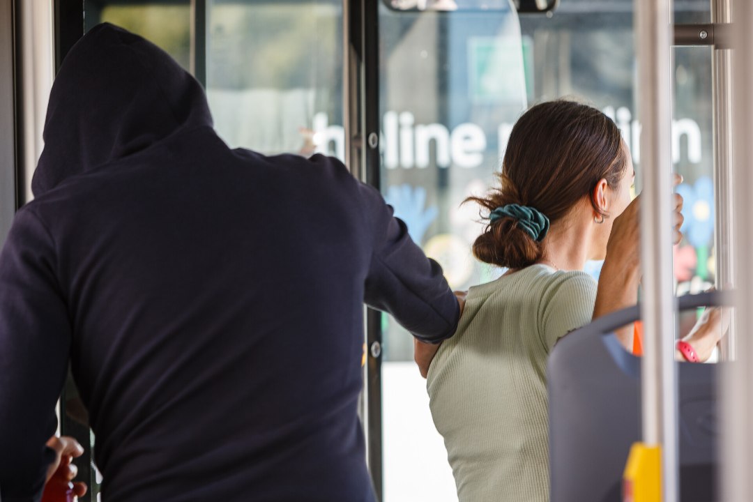 LÄKS KORRALIKULT ÜLE PIIRI | Purjus mees ahistas bussis naist ning tahtis talle rusikaga näkku lüüa. „Ta ütles mulle, et kui tema riigis oleksin, siis niimoodi ei pipardaks ja teeksin tööd!“