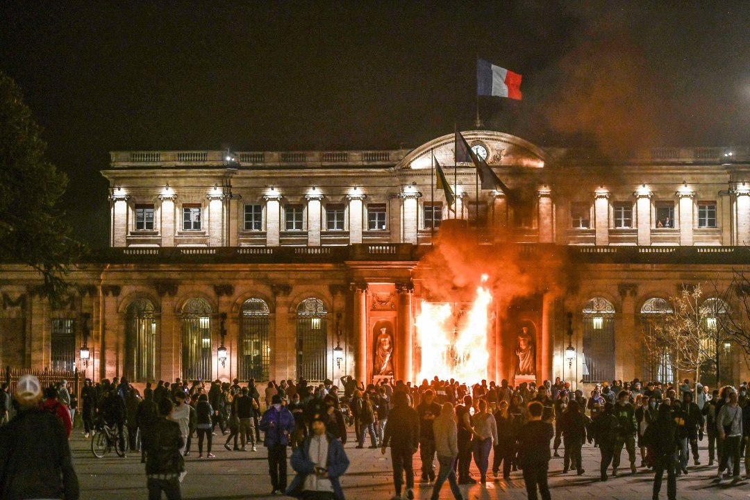 FOTOD | METSIK MÄSS! Meeleavaldajad üritasid Bordeaux’ raekoda maha põletada