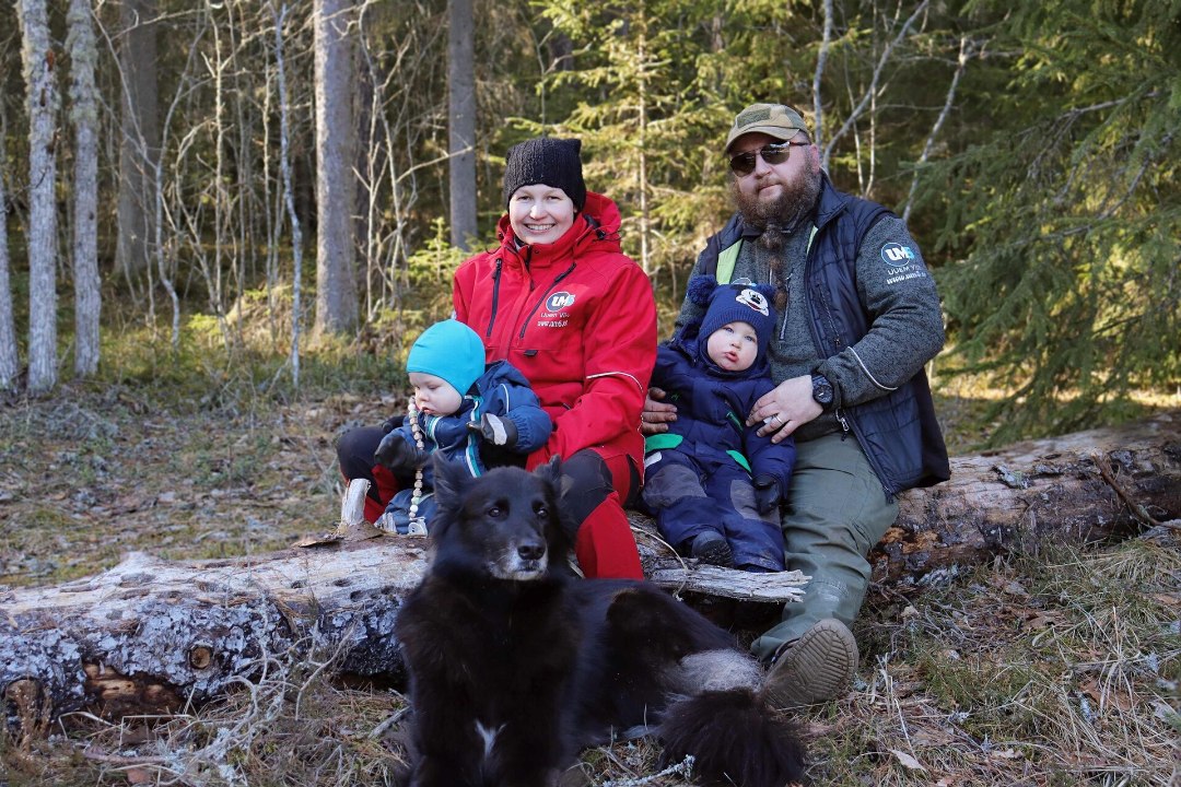 TV-sarjast „Imikuga metsas“ tuntud perekond Jürgensonid on valmis sööma kriisi puhul kõike, alates kooreüraskitest ja hiirtest kuni takjajuurteni