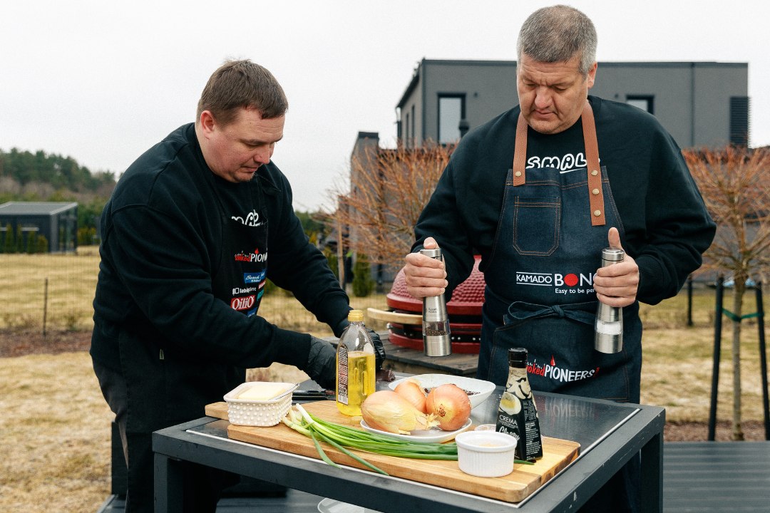 VIDEO | TOIDUTARE GRILLIKOOL | Viiekordsed Eesti meistrid barbecue's Tarvo Kullama ja Urmas Tiigivee näitavad, kui lihtne on grillida maksa 