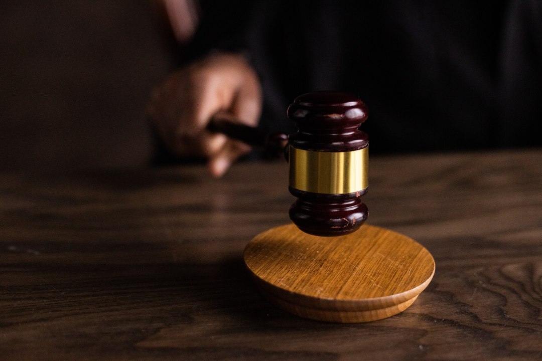 VIIMAKS VABAD! 17 aastat alusetult trellide taga veetnud mehed tunnistati süütuks