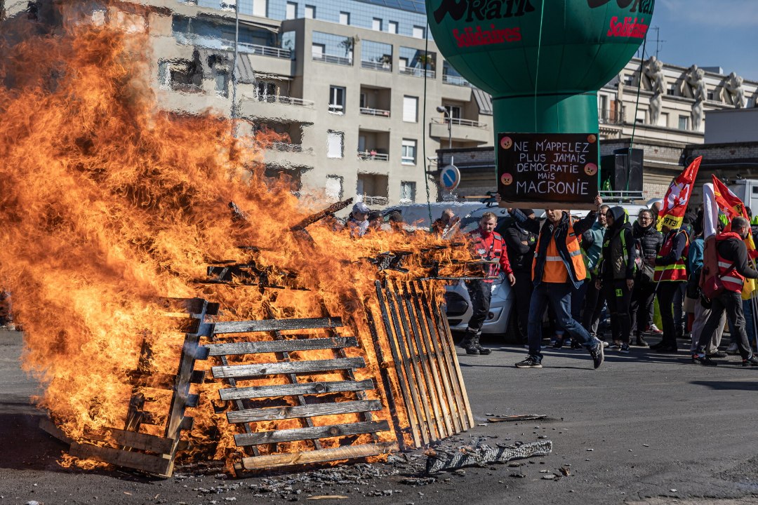 PROTESTID JÄTKUVAD: Prantsusmaa meeleavaldajad sõimasid Macroni ja põletasid euroaluseid
