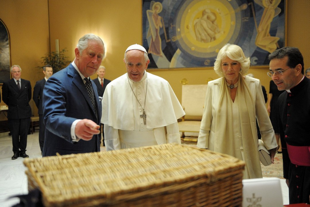 Paavst Franciscus tegi kuningas Charlesile erakordse kingituse