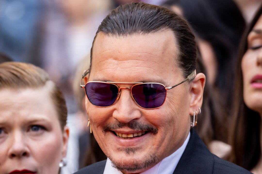 SUUREJOONELINE COMEBACK: Johnny Depp pälvis Cannes'is seitsmeminutilise aplausi