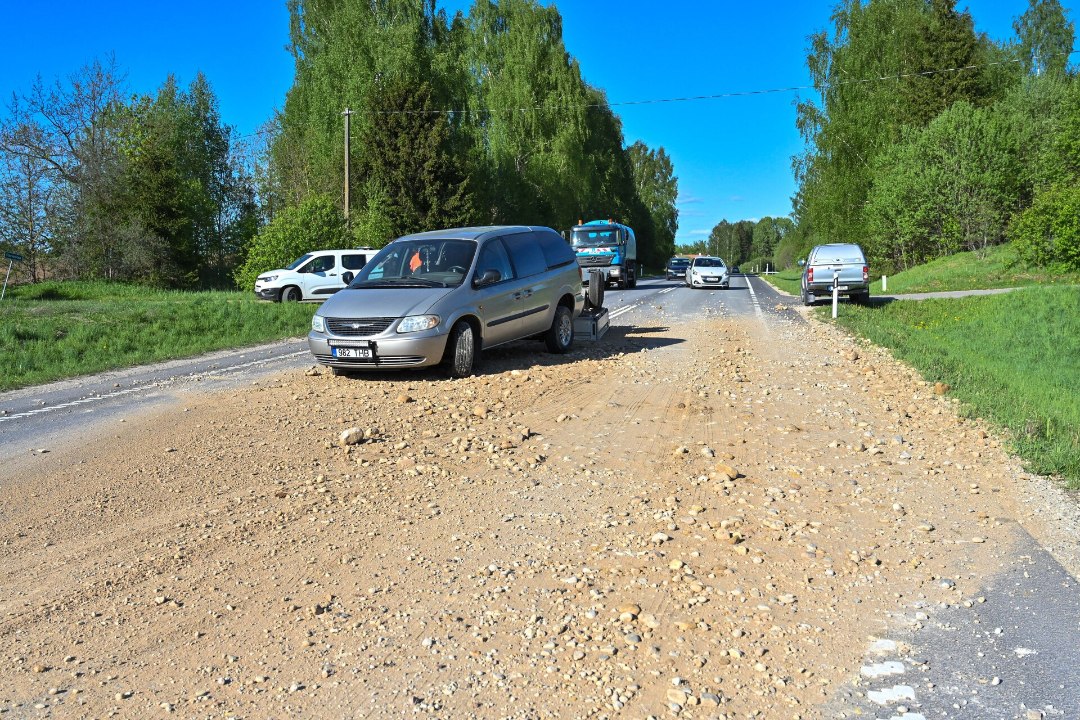 FOTOD | MAANTEEST SAI KRUUSATEE: Viljandimaal paiskus kruusa vedanud sõiduauto järelkäru keset teed kummuli