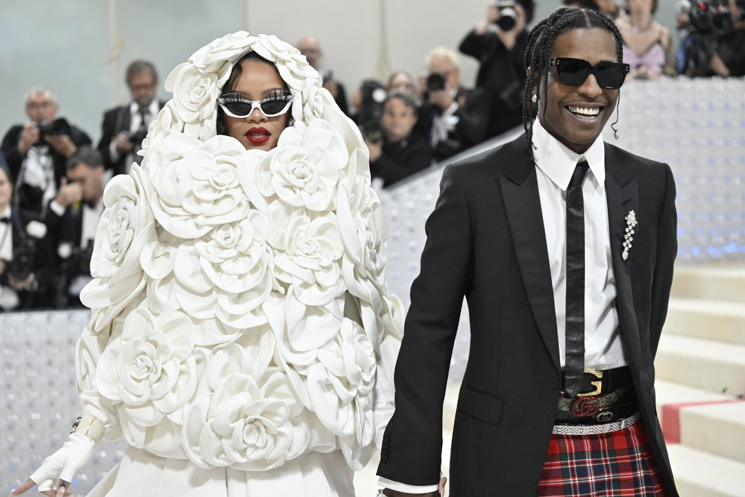 GALERII | MEELETU MOEPIDU MET GALA: rase Rihanna lõi end lille, Kardashiani büsti varjasid vaid pärlid, räppari ainsaks ihukatteks olid stringid