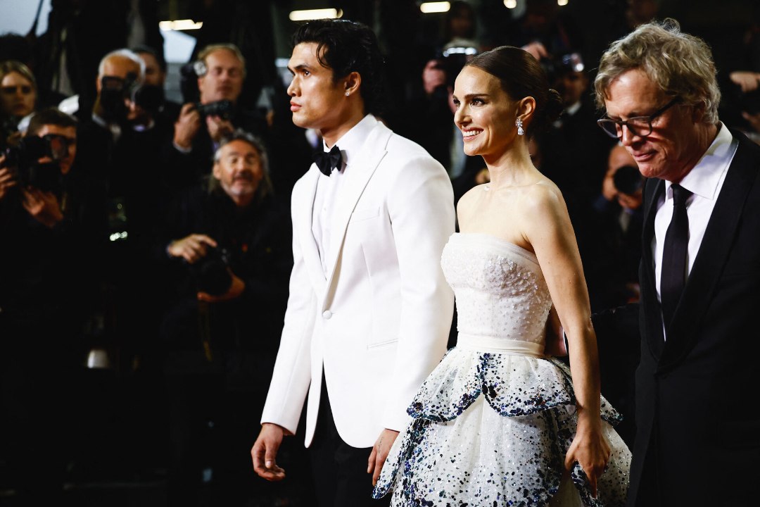 PILTUUDIS | Natalie Portman säras Cannes'i filmifestivali punasel vaibal ajaloolises kleidis