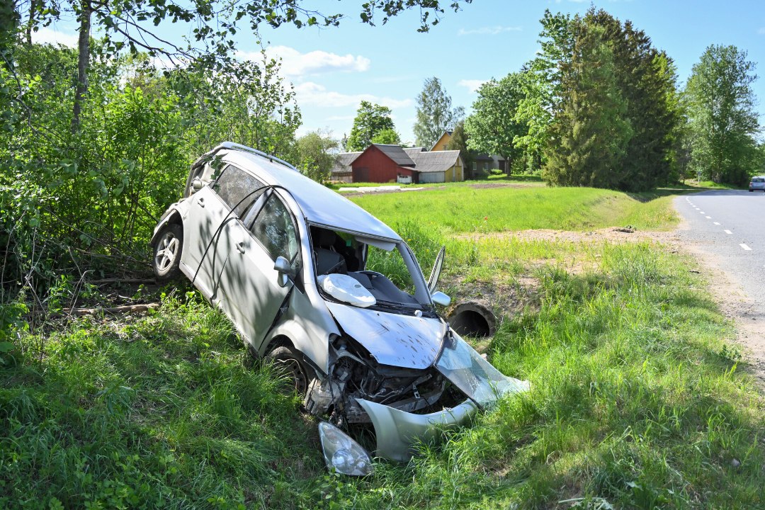 FOTOD | Viljandimaal sõitis purjus mees sirgel teel kraavi ja paiskus autoga vastu puud