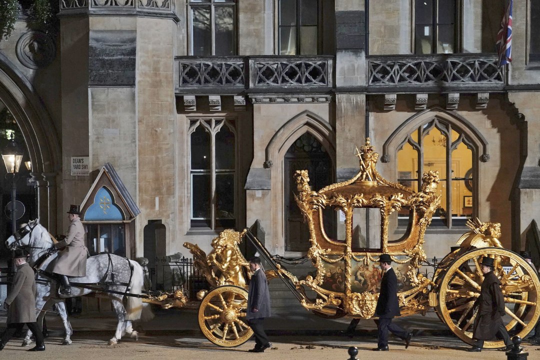 VIDEO | Kuninglikud tõllad toodi öösel Charles III kroonimisrongkäigu proovi