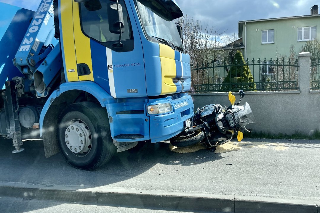 FOTOD | Tallinnas põrkasid kokku sõiduauto ja mootorratas, 44aastane mees toimetati haiglasse