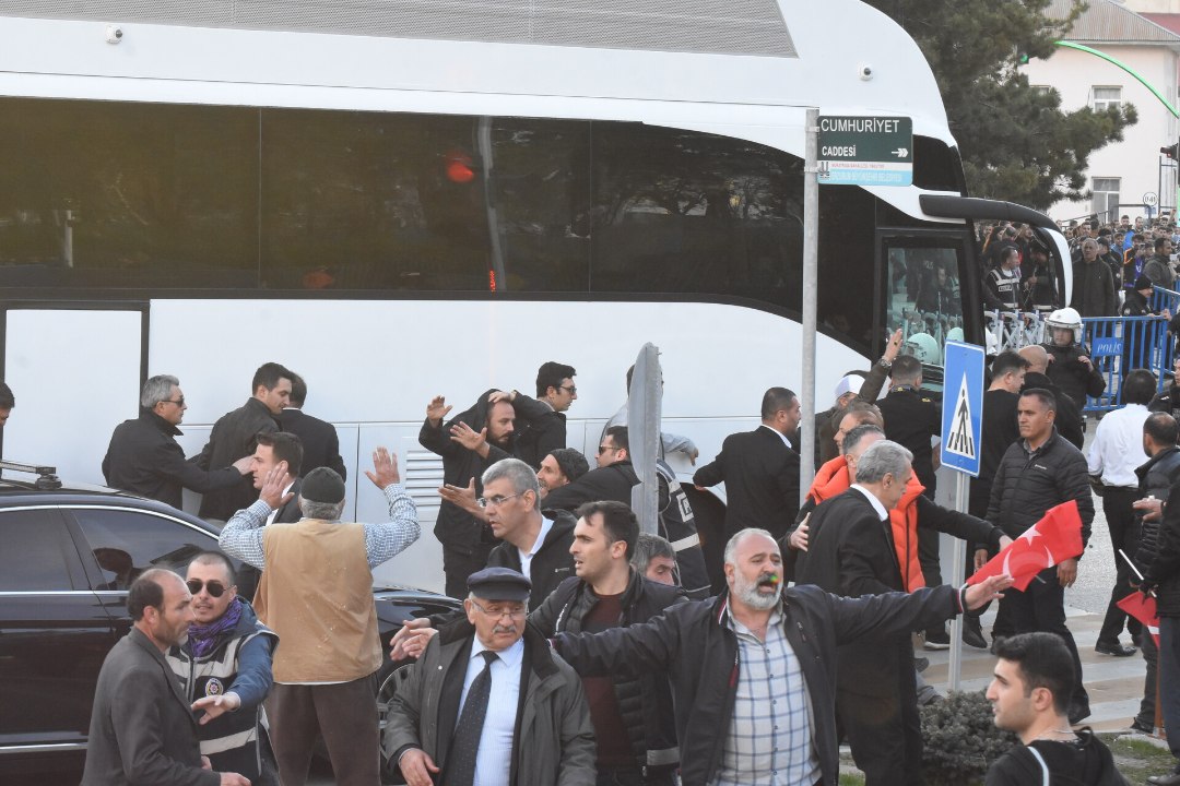 VALIMISED LÄHENEVAD: Türgi opositsioonipoliitiku bussi loobiti kividega