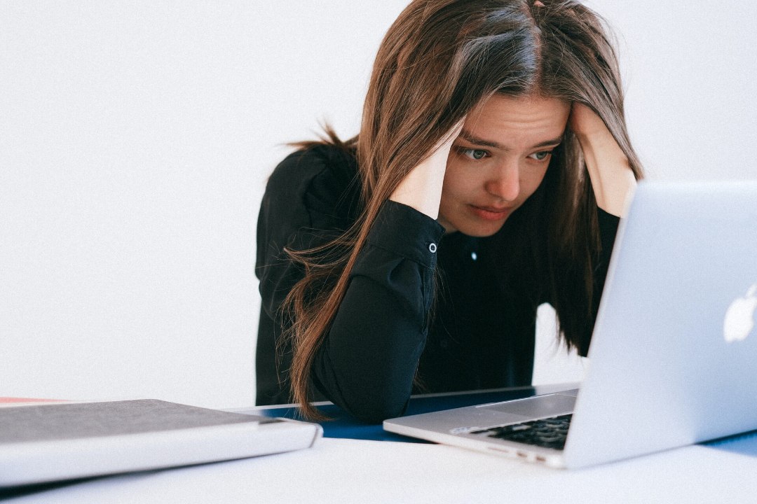 VAIKNE TAANDUMINE JA KROONILINE EDASILÜKKAMINE: mida teha, kui tunned, et oled tööga hädas?