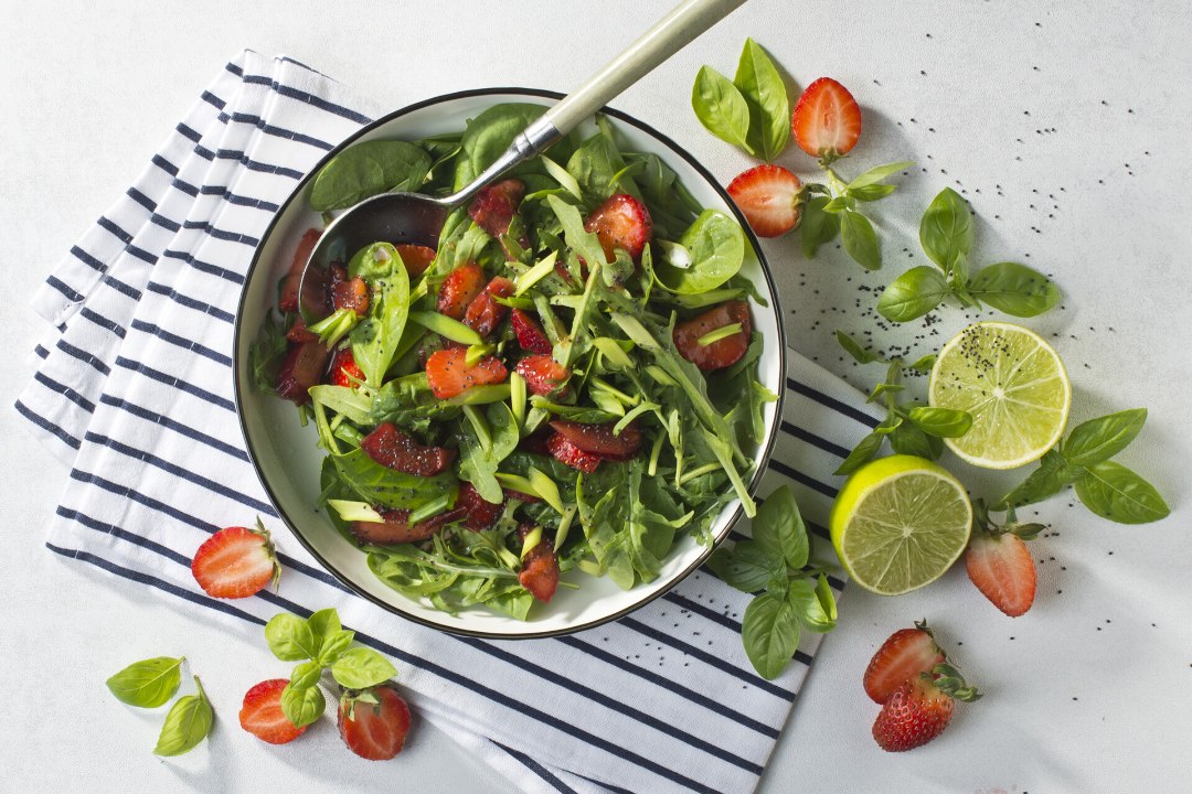 HEA GRILLILISAND | Maasika-, rabarberi- ja spinatisalat mooniseemnetega  