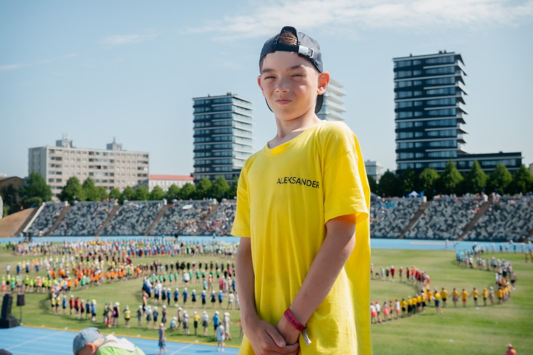 VIDEOREPORTAAŽ | Ööbimine koolimajas ja pikad proovipäevad! 11aastane Aleksander näitab, kuidas valmistutakse tantsupeoks