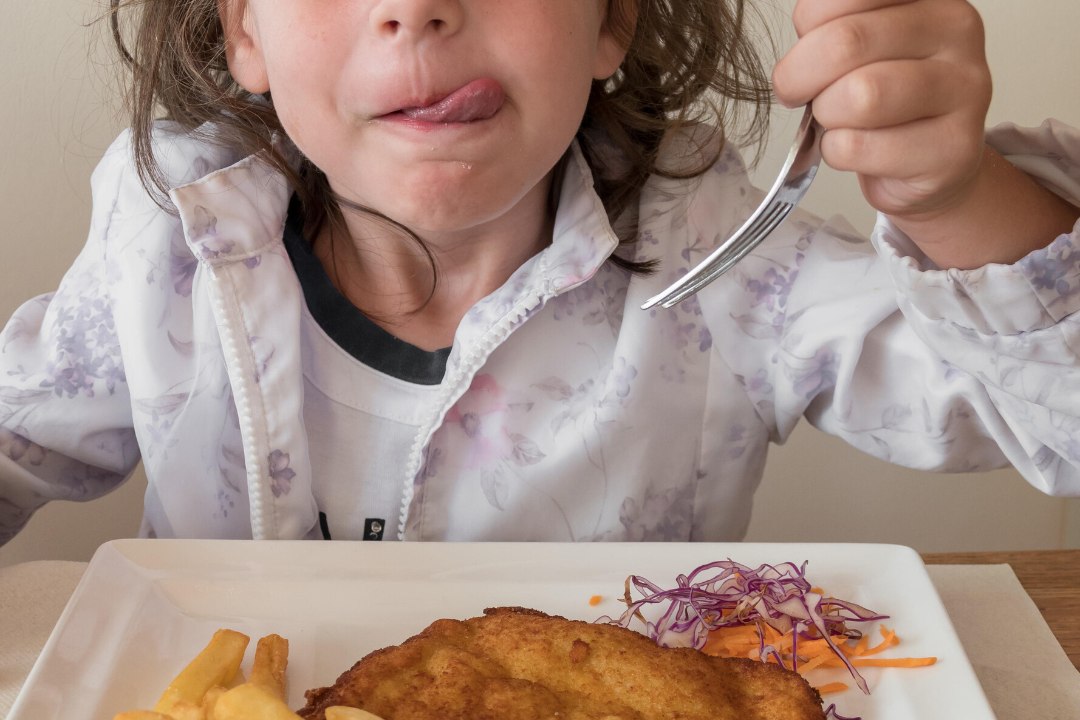LASTELE AINULT RÄMPSTOITU? Restoranide kesine lastemenüü sõltub võsukeste vanematest. Toitlustusjuht: „Kliendid on saanud pahaseks, kui pole friteeritud kartuleid!“ 