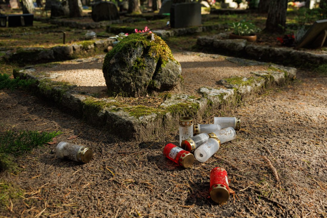 GALERII | Maailmakoristuspäev jõudis ka surnuaeda: „Kalmistutel on vaja kultuuri tõsta, et siia jõuaks ja jääks vähem Hiina plastikut.“