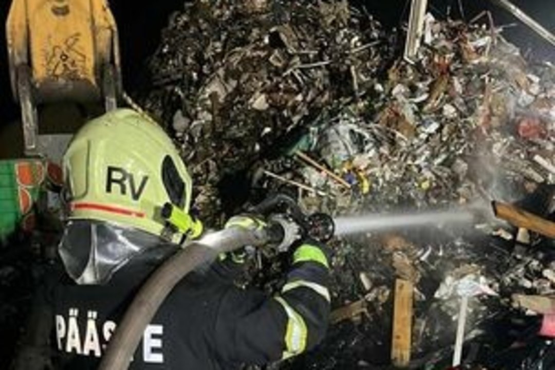 FOTOD | Muuga jäätmejaamas süttisid prügihunnikud