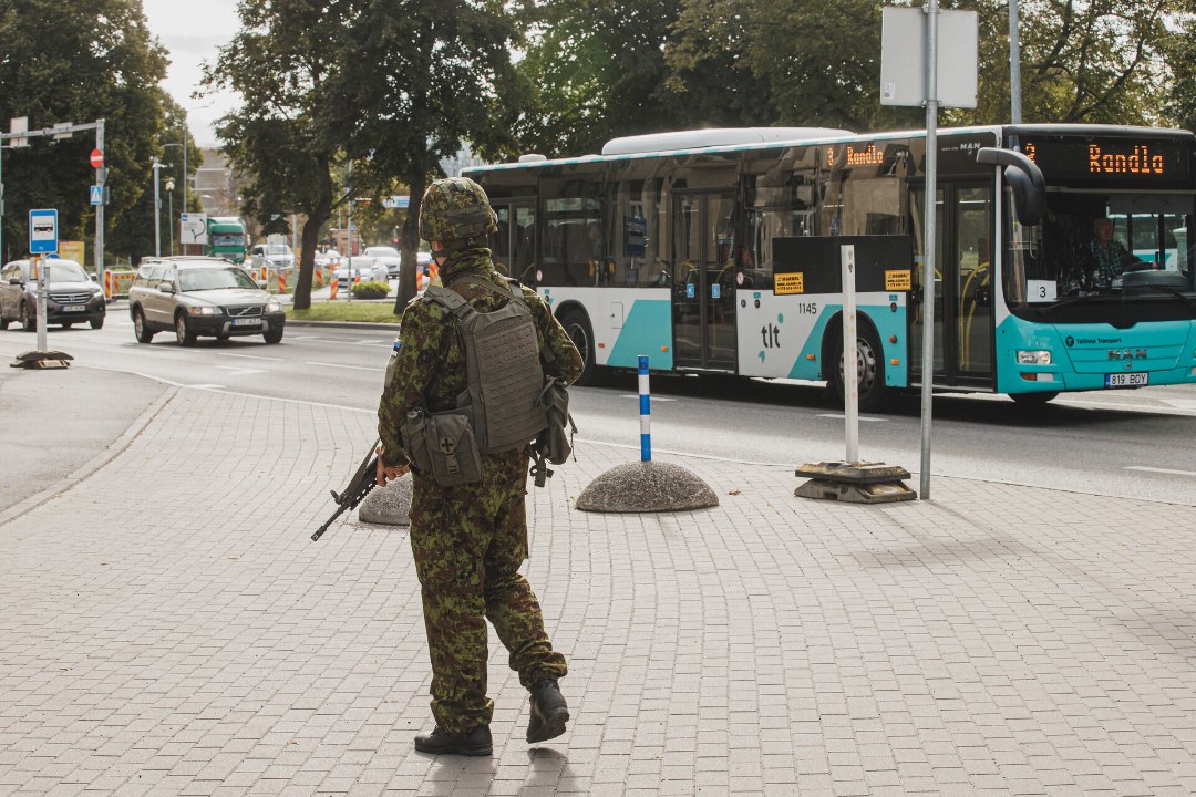 GALERII | USSISÕNAD: reservväelased harjutavad täna Tallinna tänavatel, öösel toimus õppus Toompeal