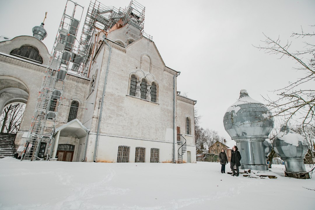 Tartu ühe uhkema kiriku tornikuplid kõdunevad lumes, uute jaoks raha pole