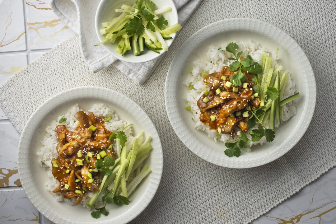 SOOJENDAV LOHUTUSTOIT | Kleepuv kana riisi ja krõmpsu salatiga
