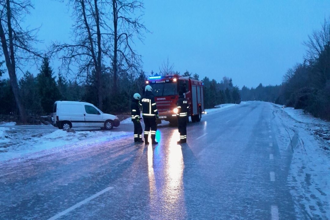 TEED ON VÄGA LIBEDAD: Saaremaal sõitis auto kraavi ja vajus külili