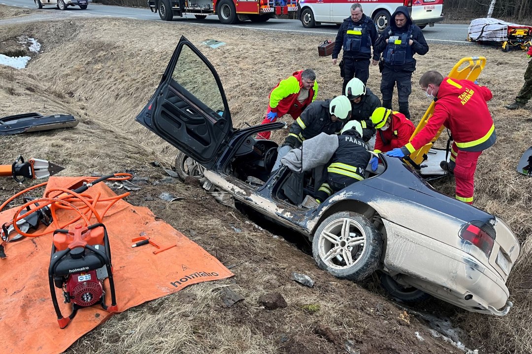 FOTOD | Joobetunnustega autojuht sõitis Viljandimaal teelt välja, vigastatud kaasreisija vajas haiglaravi