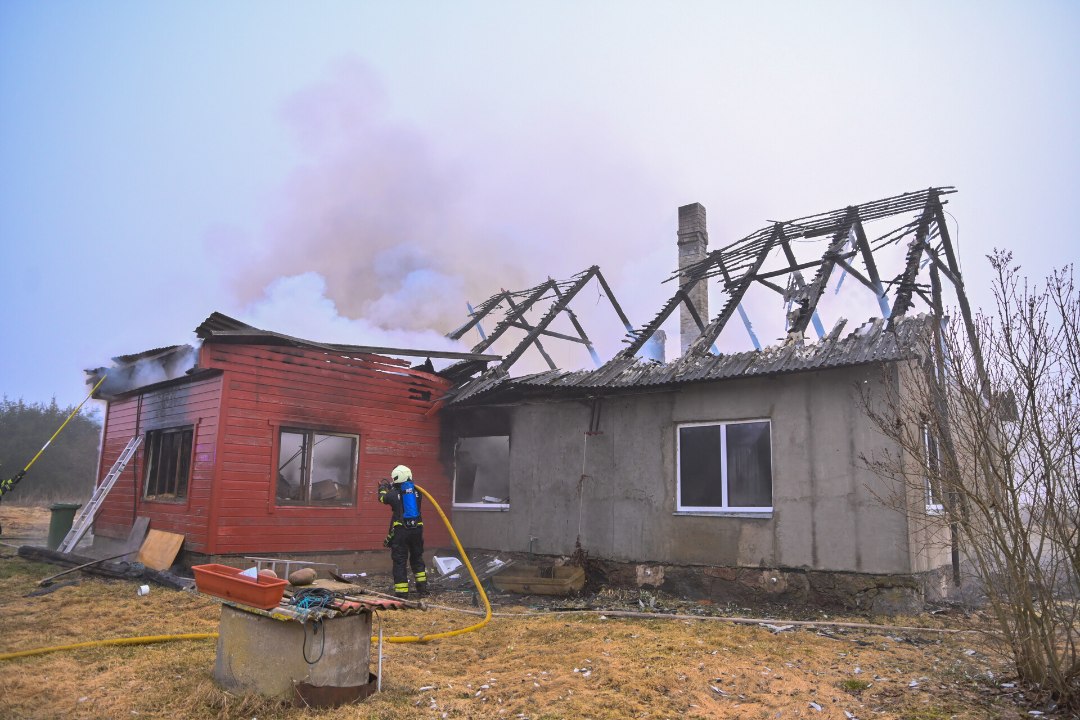 FOTOD | Viljandimaal hävis tulekahjus elumaja