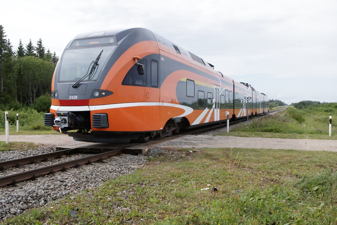 PÜHADETÜÜTUS: Tartu rongile müüdi rohkem pileteid kui oli istekohti, ruumikitsikuse üle kurdavad muudelgi liinidel sõitjad 
