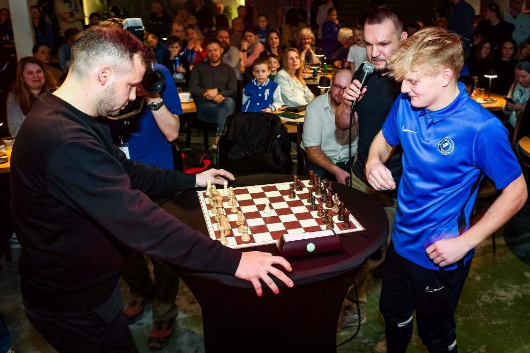 Malelaua jalgpalliväljaku vastu vahetanud mitmekordne Eesti noortemeister: kui mõlemast mängust aru saad, on jalgpall ja male päris sarnased