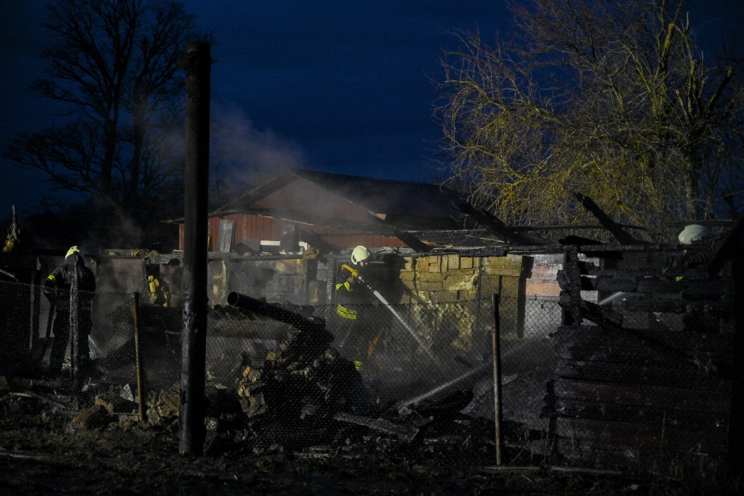 FOTOD | Viljandimaal hävis varahommikul tulekahjus kõrvalhoone