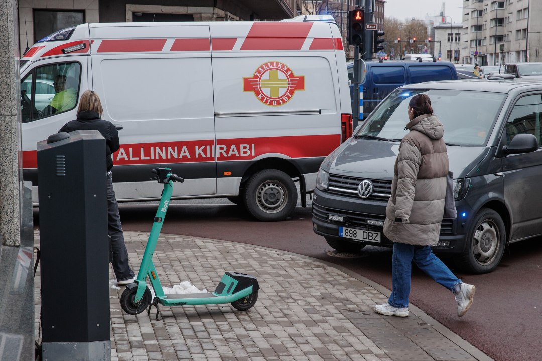 FOTOD | Tallinnas põrkasid ristmikul kokku sõiduauto ja tõukerattur