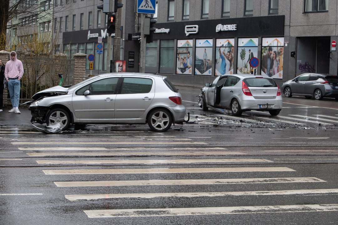 FOTOD | Alkoholijoobes juht sattus Tallinna kesklinnas avariisse, teise auto juht viidi haiglasse
